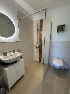 neue 90qm Ferienwohnung mit 3 Schlafzimmern in Seenähe - Pouch - 1