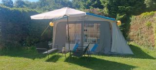 Ingerichte caravan met voortent op camping Westenenk - 0