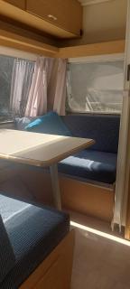 Ingerichte caravan met voortent op camping Westenenk - 4