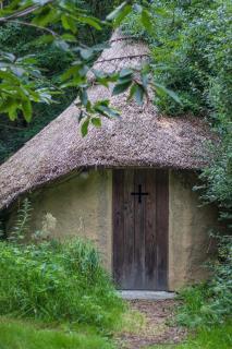 Thatched Roundhouse in Somerset Woodland - 9