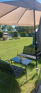 Ingerichte caravan met voortent op camping Westenenk - 9