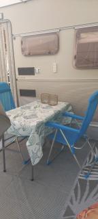 Ingerichte caravan met voortent op camping Westenenk - 6