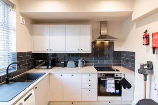 LuNa Apartment-3bed Sleeps 6 - FamilyContractors - 8