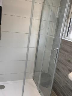 Letzi Ensuite, 15 Min to Heathrow, Fast WiFi - 2