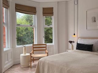 Spacious 4BR Victorian Property w/ Outdoor Terrace - Belfast - 8