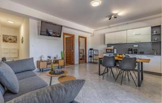 Lovely Apartment In Peruski - 1