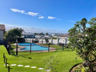 Little Lincoln Sea & Pool View Apartment - 2
