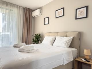 Modern 1BR Apartment with Free Street Parking and free Gym Pass - 9