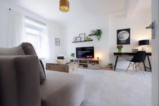 3 Bed Modern Cottage near Hiking Trails & Parks - 4