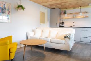 Colorful brand new apartment with free parking - 9
