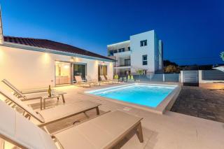 Villa Ballat with heated pool - 9