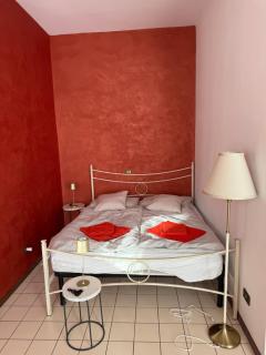 Cozy Red Room in Old Factory - Monte Molino - 0