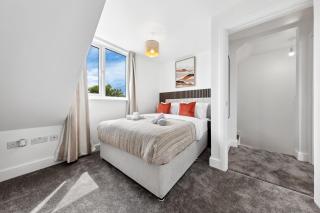 Spacious 4BR Home, Garden & Parking, Sleeps 8 - - 7