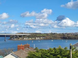 Spacious Coastal Apartment - Neyland - 0