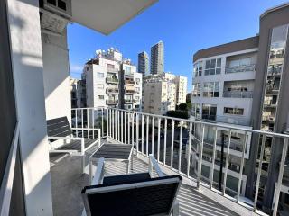 Beautiful One Bedroom Apartment, 186 Meters to Beach, Central Location Next to Cafes & Bars - 6