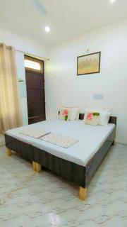 kridha homestay with kitchen Near Prem Mandir - 0