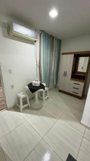 Ambiente amplo com quarto - 3