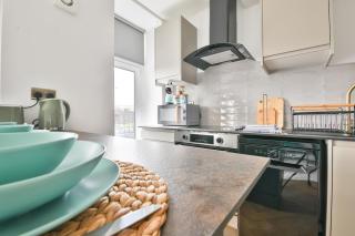 StayRight Stunning 3 Bed Flat - With Parking - Cardiff - 3