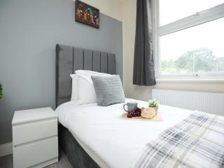 Malpas House By N And N Stays Ltd, 5 Bedroom house sleeps 8 Perfect for Contractors & Workers, Free Pvt Parking, Fast Wifi, Close to M4 and local amenities - Newport - 9