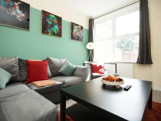 Malpas House By N And N Stays Ltd, 5 Bedroom house sleeps 8 Perfect for Contractors & Workers, Free Pvt Parking, Fast Wifi, Close to M4 and local amenities - Newport - 8