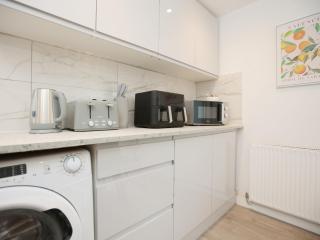 Malpas House By N And N Stays Ltd, 5 Bedroom house sleeps 8 Perfect for Contractors & Workers, Free Pvt Parking, Fast Wifi, Close to M4 and local amenities - Newport - 6