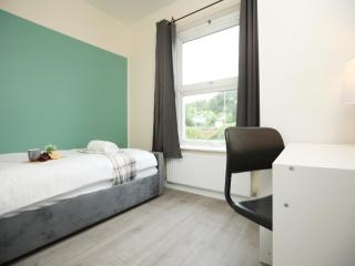 Malpas House By N And N Stays Ltd, 5 Bedroom house sleeps 8 Perfect for Contractors & Workers, Free Pvt Parking, Fast Wifi, Close to M4 and local amenities - Newport - 5