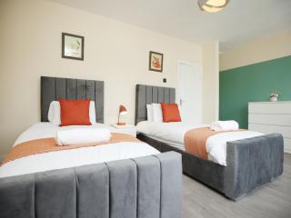 Malpas House By N And N Stays Ltd, 5 Bedroom house sleeps 8 Perfect for Contractors & Workers, Free Pvt Parking, Fast Wifi, Close to M4 and local amenities - Newport - 4