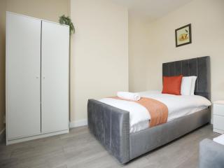 Malpas House By N And N Stays Ltd, 5 Bedroom house sleeps 8 Perfect for Contractors & Workers, Free Pvt Parking, Fast Wifi, Close to M4 and local amenities - Newport - 3