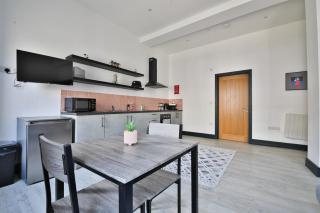 StayRight - 2 Bed Central Swansea Apartments - Swansea - 8