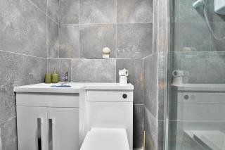 Centrally Located 2Bed Flat With Balcony & Parking - 5