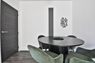 Elegant 2-Bed Flat with Parking & Balcony - Cardiff - 2