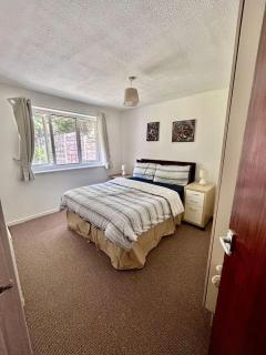 Oldham Bungalow Retreat: 2BD Peaceful Comfort - Lees - 4