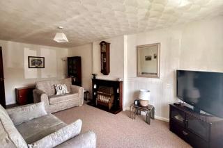Oldham Bungalow Retreat: 2BD Peaceful Comfort - Lees - 2