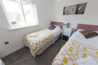 5 Bedroom Stunning House- Sleeps 14 with 11 Beds - Cardiff - 1