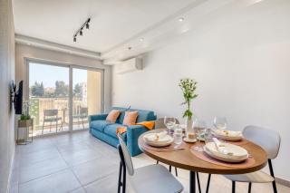 Stunning 1 Bedroom Central St Julians Sleeps 4 - 8