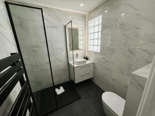 Newly Renovated 2BR Modern - 4