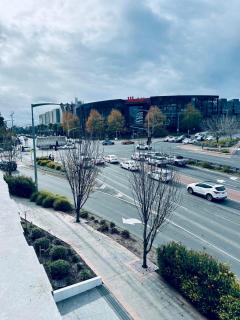 Modern 2 Bed 2 Bath Apartment with Parking opposite Westfield Doncaster - Doncaster - 1