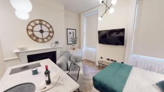 Side-by-side Studios Book Together City Base - Liverpool - 3