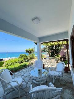 Papa Nero Beach House - 3