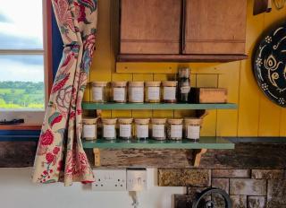 Spacious Shepherd's Hut with Glastonbury Tor View - 3