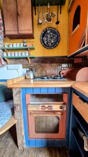 Spacious Shepherd's Hut with Glastonbury Tor View - 2