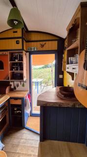 Spacious Shepherd's Hut with Glastonbury Tor View - 4