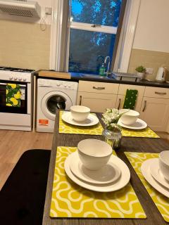 Spacious 4BR Home in Leeds city - Free Parking - 6