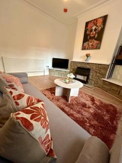 Spacious 4BR Home in Leeds city - Free Parking - 3