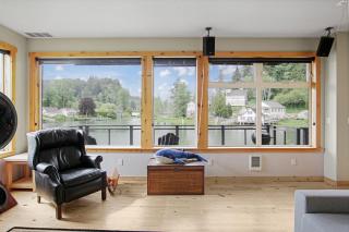 Peaceful Waterfront Escape In Skamokawa - 2