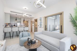 Vogue Luxury Two Bedroom Apartment in Golf Gate Damac Hills - Balcony with Panoramic View, Pool and Gym Access, Ideal for Family Stays - 2