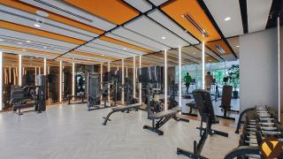 Vogue Luxury Two Bedroom Apartment in Golf Gate Damac Hills - Balcony with Panoramic View, Pool and Gym Access, Ideal for Family Stays - 6