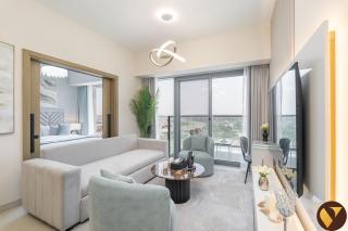 Vogue Luxury Two Bedroom Apartment in Golf Gate Damac Hills - Balcony with Panoramic View, Pool and Gym Access, Ideal for Family Stays - 1