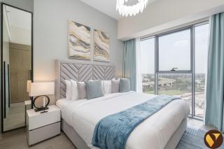 Vogue Luxury Two Bedroom Apartment in Golf Gate Damac Hills - Balcony with Panoramic View, Pool and Gym Access, Ideal for Family Stays - 3