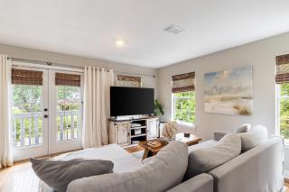 Cozy Bay Retreat - 2BR & Rooftop Views - 9